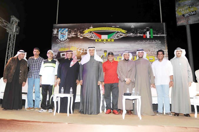  وزير الاعلام والشباب الشيخ سلمان الحمود خلال حضوره المهرجان 
