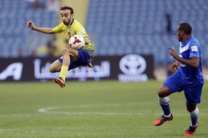 مهاجم النصر محمد السهلاوي يروض الكرة امام مدافع الهلال سلطان البيشي موقع النصر