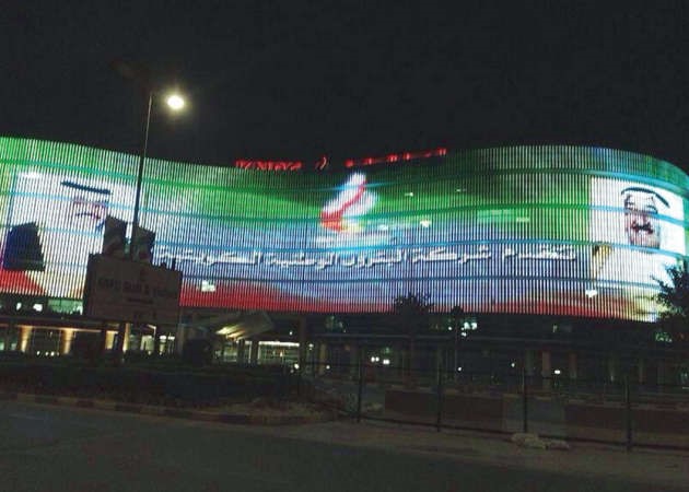 البترول الوطنية تزين المقر الرئيسي للشركة في مدينة الاحمدي وتم وضع اكبر شاشة عرض في الكويت على المبنى من الخارج 