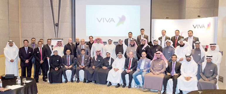 الرئيس التنفيذي لشركة VIVA مسلمان بن عبدالعزيز البدران في صورة جماعية مع الموزعين المعتمدين واعضاء الادارة العليا لدى شركة VIVA﻿