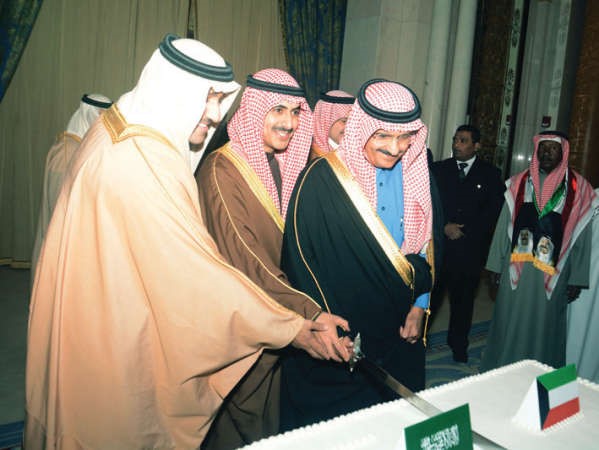 صاحب السمو الملكي الامير خالد بن بندر بن عبدالعزيز والشيخ ثامر الجابر يقطعان كيكة الاحتفال﻿