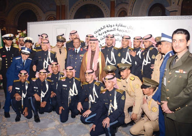 سفيرنا لدى المملكة العربية السعودية الشيخ ثامر الجابر متوسطا كوكبة من الطلبة العسكريين الكويتيين على هامش الاحتفال﻿
