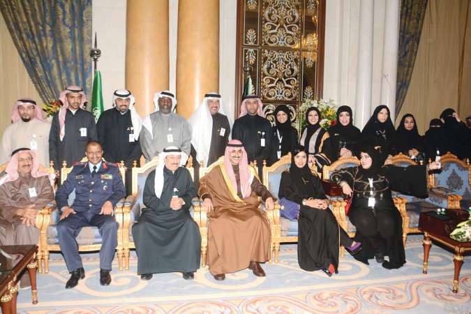 سفيرنالدى المملكة العربية السعودية الشيخ ثامر الجابرمتوسطا عددا من الفنانين المشاركين في الاحتفال ﻿