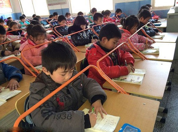 بالصور.. مدرسة صينية تضع قضباناً حديدية لحماية عيون الأطفال 