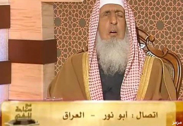 بالفيديو.. مذيع على التلفزيون السعودي لمتصل متطاول على مفتي المملكة: أغرب لا بارك الله فيك