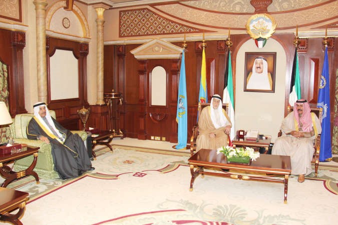 سمو ولي العهد الشيخ نواف الاحمد مستقبلا عبد العزيز العدساني واسماعيل الغانم﻿