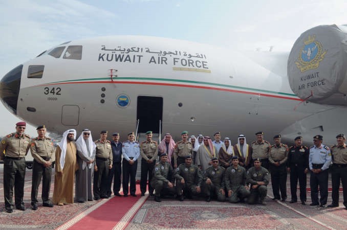 الشيخ خالد الجراح والفريق عبدالرحمن العثمان واللواء ركن طيار يوسف الشايع مع الحضور لدى وصول الطائرة قاسم باشا