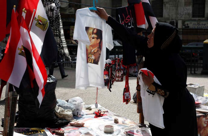 مصرية في ميدان التحرير تبيع تي شيرتات مطبوع عليها صور للمشير عبدالفتاح السيسي امس الاول رويتروز