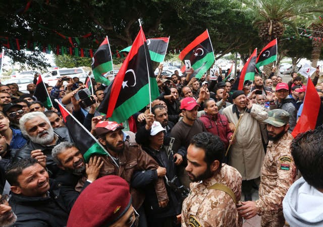 متظاهرون ليبيون في طرابلس ينددون بتمديد ولاية المؤتمر الوطني البرلمان 	افپ ﻿