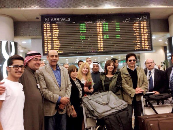 صورة للوفد المصري في مطار الكويت يتوسطهم رئيس بيت الكويت للاعمال الوطنية يوسف العميري﻿