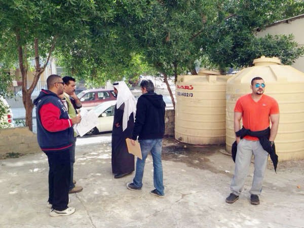 اعضاء مركز طوارئ مياه الشويخ خلال الحملة 