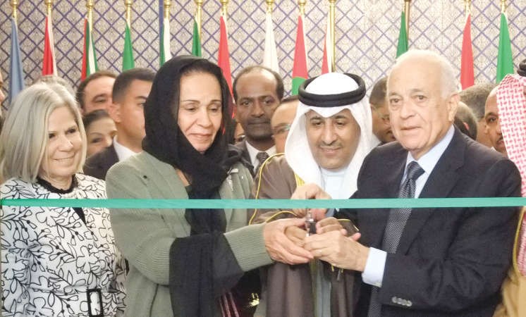  الشيخة لطيفة الفهد والسفير عزيز الديحاني ود نبيل العربي يفتتحون معرض الصور ﻿