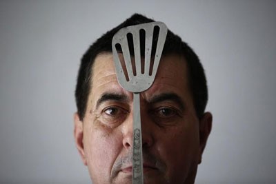 بالصور.. الرجل المغناطيس.. يمكنه جذب أي شيء إلى جسمه