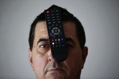 بالصور.. الرجل المغناطيس.. يمكنه جذب أي شيء إلى جسمه
