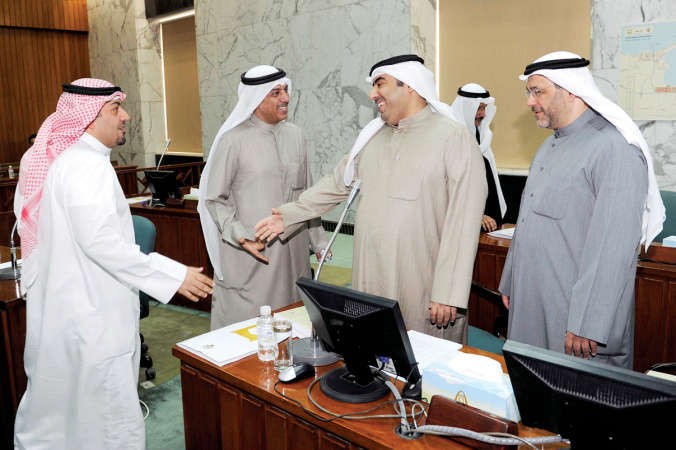 دحسن كمال واسامة العتيبي ومهلهل الخالد وعلي الموسى خلال الجلسة
