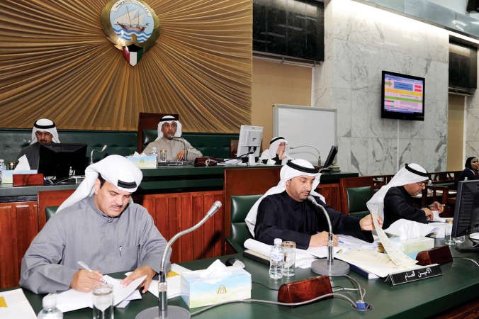 مهلهل الخالد خلال ترؤسه الجلسة وبجانبه ماحمد الصبيح
