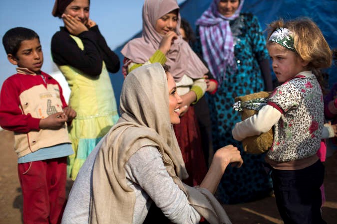سفيرة النوايا الحسنة النجمة الهوليودية انچلينا چولي تتحدث مع اطفال لاجئين سوريينفي مخيمات غير رسمية امس الاول ا پ 