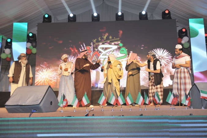 مشهد مسرحي لنجوم المهرجان