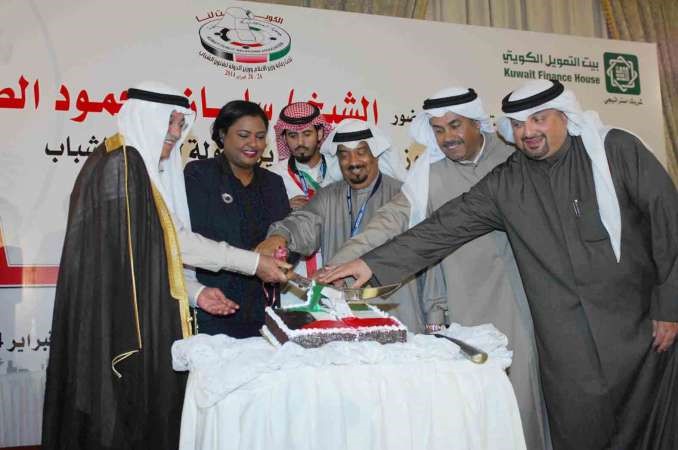 دالمكيمي تشارك الحضور قطع كيكة الاحتفال ﻿