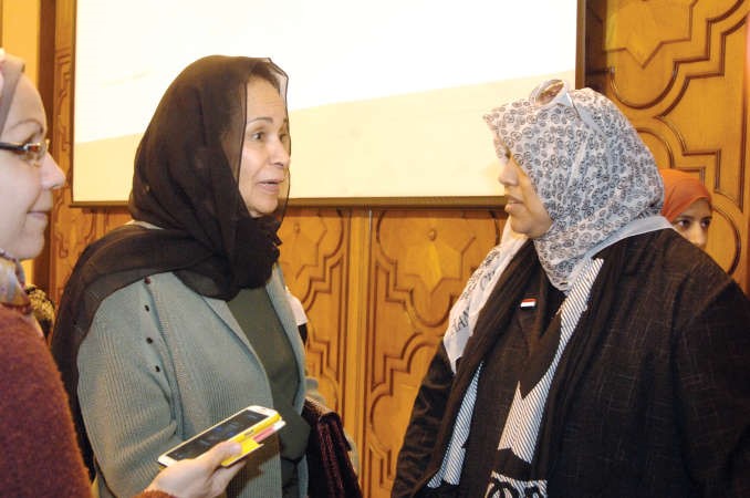 الشيخة لطيفة الفهد متحدثة الى الزميلة هناء السيد