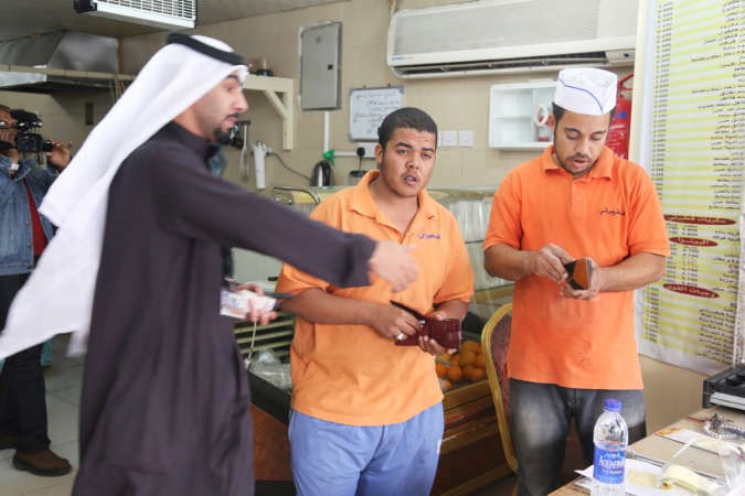  احد رجال مباحث الهجرة يدقق على هويات وافدين ﻿