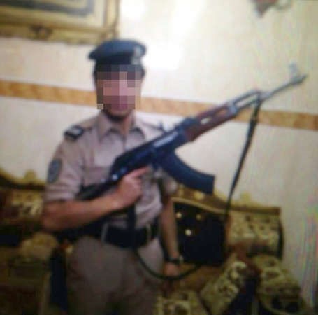 صورة من هاتف البدون كشف عن ارتدائه زيا عسكريا وحاملا كلاشينكوف 