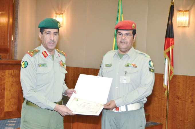 احد الخريجين يتسلم شهادته