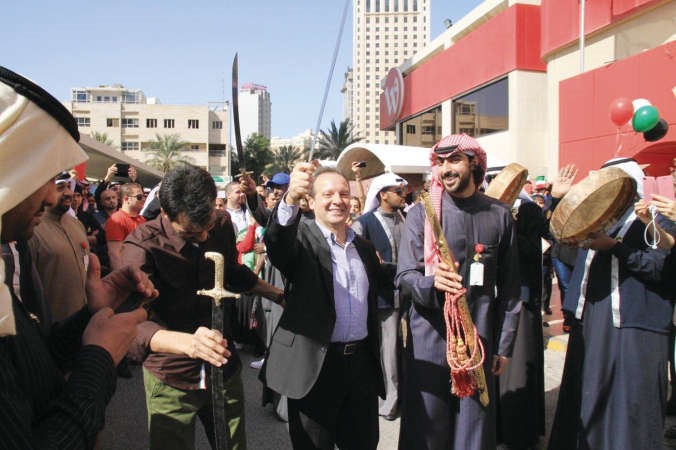 ورئيس قطاع العمليات بيتر كاليابولوس يشارك في اداء العرضة مع موظفي الشركة