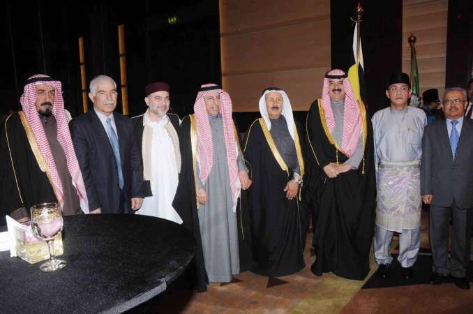 خالد الجارالله وجواد بوخمسين والسفير د عبدالعزيز الفايز مع بعض الحضور محمد خلوصي