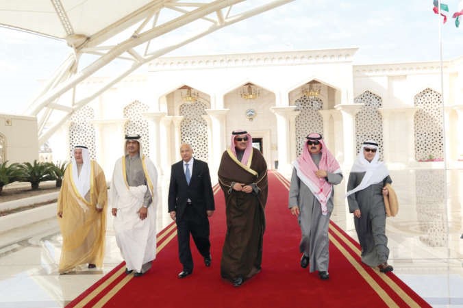 الشيخ صباح الخالد لدى مغادرته وفي وداعه خالد الجارالله والسفيران المصري والقطري﻿