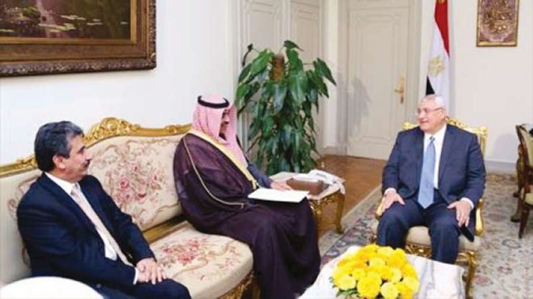 الرئيس عدلي منصور مستقبلا الشيخ صباح الخالد بحضور السفير سالم الزمانان﻿
