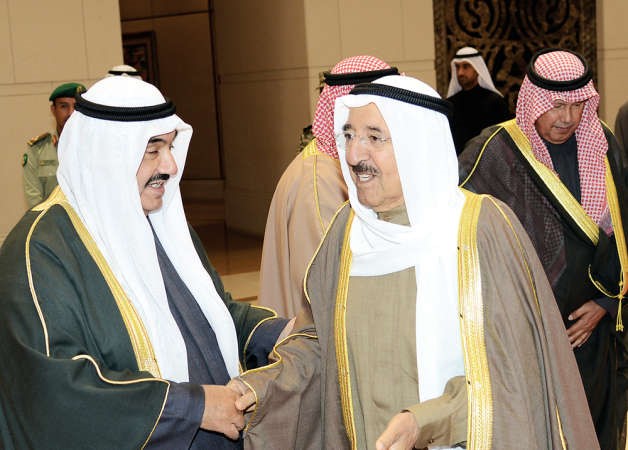 صاحب السمو الامير مصافحا سمو الشيخ ناصر المحمد﻿