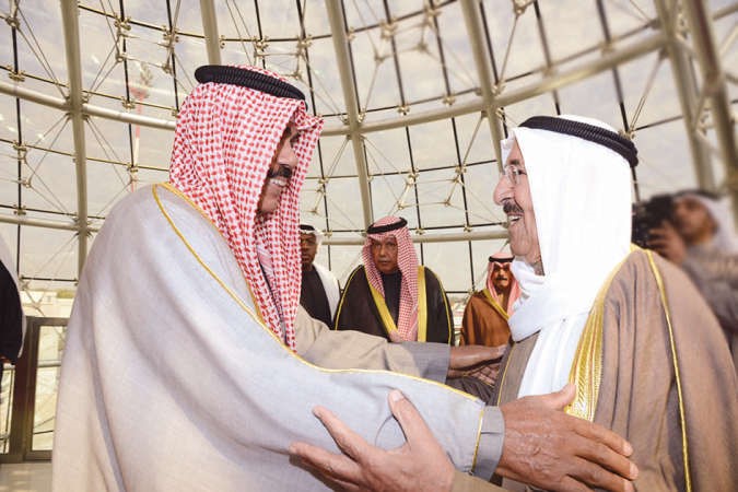  صاحب السمو الامير الشيخ صباح الاحمد اثناء مغادرته وفي وداعه سمو نائب الامير وولي العهد الشيخ نواف الاحمد﻿