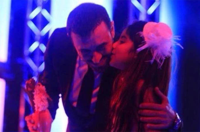القبلة التي يحبها كاظم .. شاهد من طبعها على وجهه