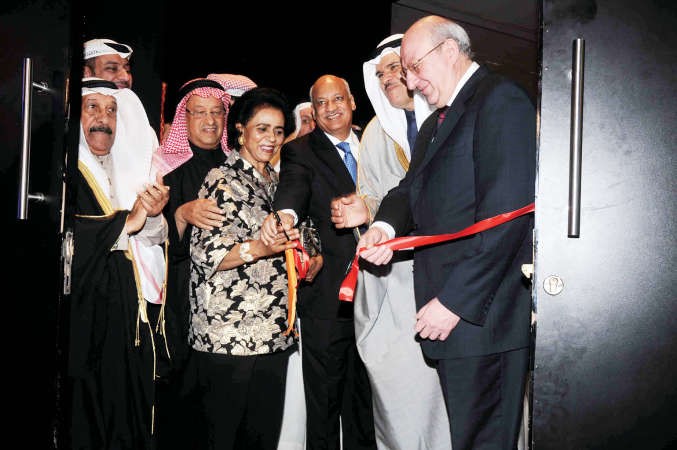 الشيخ سلمان الحمود والشيخة فريحة الاحمد وناصر حمدي وعبدالكريم سليمان ويوسف العميري يفتتحون المهرجان﻿