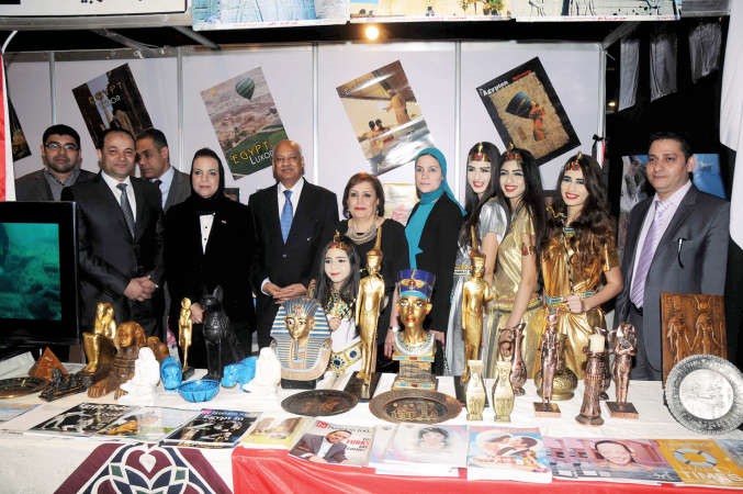 عبدالكريم سليمان ودمنى بسطاوي في جناح المكتب الثقافي المصري﻿