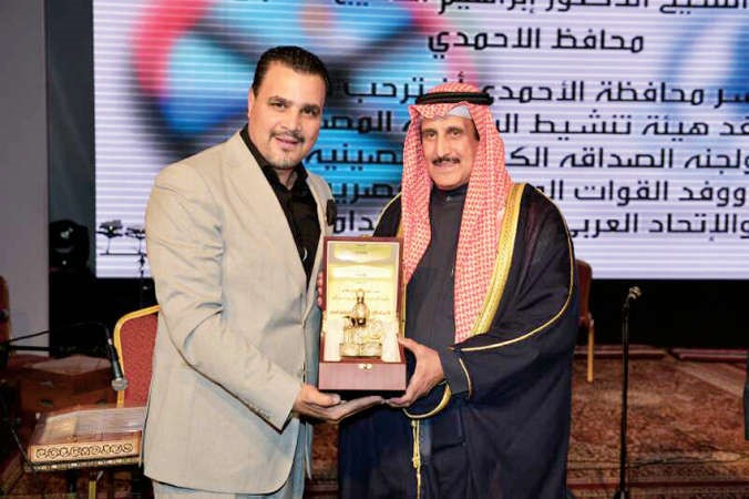 الشيخ دابراهيم الدعيج مكرما الفنان مجدي كامل