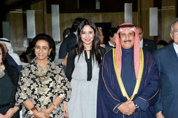 الشيخة فريحة الاحمد والشيخ دابراهيم الدعيجمع الفنانة نسمة عبدالعزيز خلال الحفل