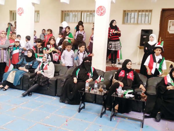 وداد العنزي ودلال الديحاني وغادة حسونة مع عدد من المعلمات والحضور