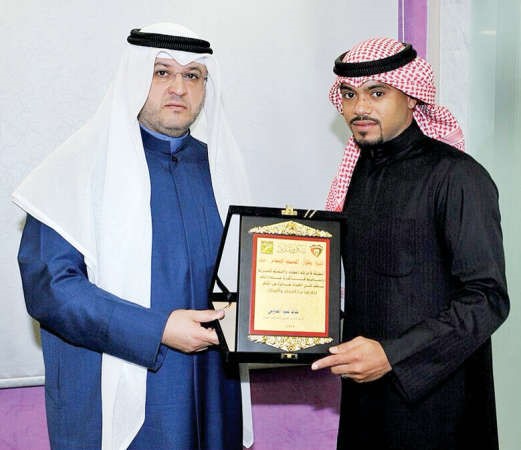الشيخ طلال المحمد يتسلم درعا تذكارية من خالد عبدالقدوس﻿