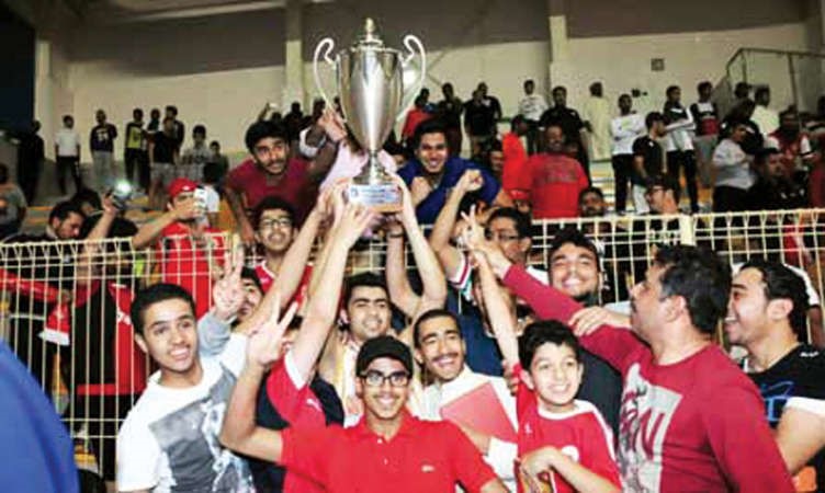 لاعبو المحرق يحملون كاس البطولة﻿