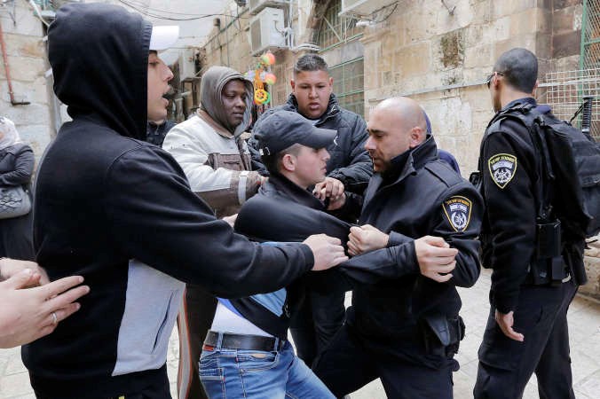 شرطة الاحتلال تعتقل شابا فلسطينيا في القدس المحتلة امس رويترز