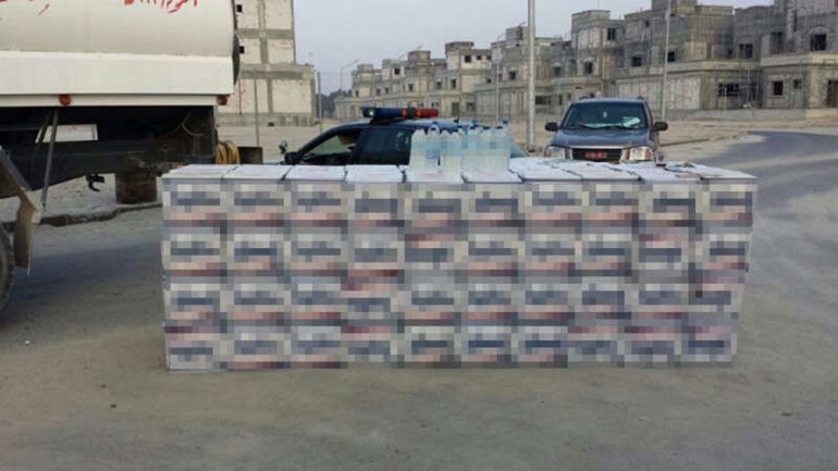الكراتين المعباة بالخمور بعد ضبطها﻿