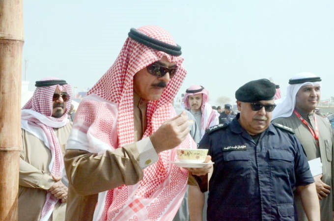 ومتذوقا الحلوى العمانية