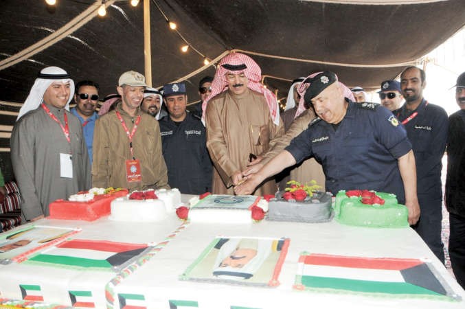 الخالد والفهد يقطعان كعكة الحفل بمناسبة افتتاح مخيم الداخلية