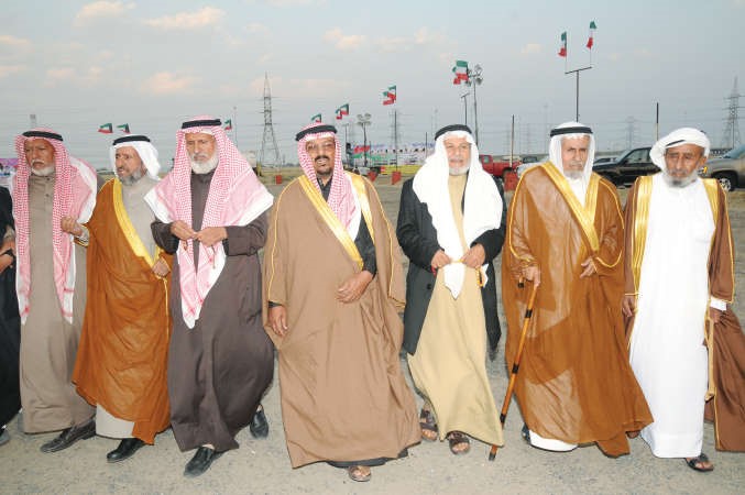 عدد من الحضور