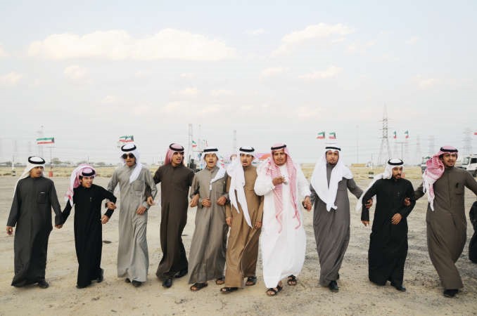 مجموعة من الشباب يؤدون الدحة