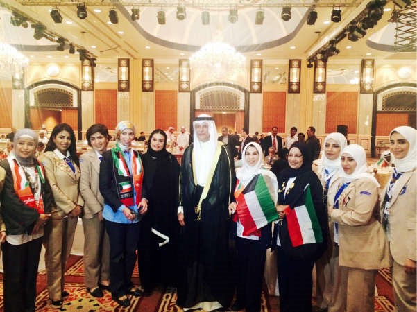 سفيرنا لدى قطر متعب المطوطح يتوسط لجنة الشابات الكويتية خلال مشاركتهم بالحفل 