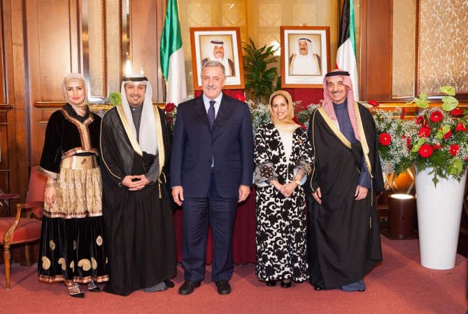 القنصل العام بميلانو عبدالناصر بوخضور ونائبه عبدالله السالم يتوسطهما محافظ مقاطعة ميلانو غويدو بوديستا 