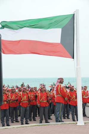 الفرقة الموسيقية وراية ا لكويت خفاقة 